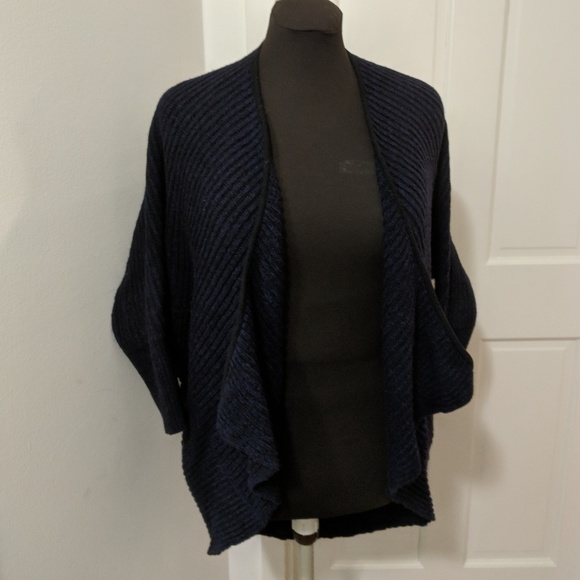 LAST DAY ⭐T Tahari Cocoon Bubble Sweater Shawl - Picture 2 of 7